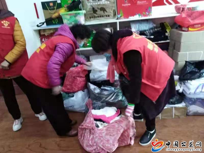 手拉手,志愿者,冰天雪地,送,温暖,中国,公益, . 手拉手志愿者冰天雪地送温暖！