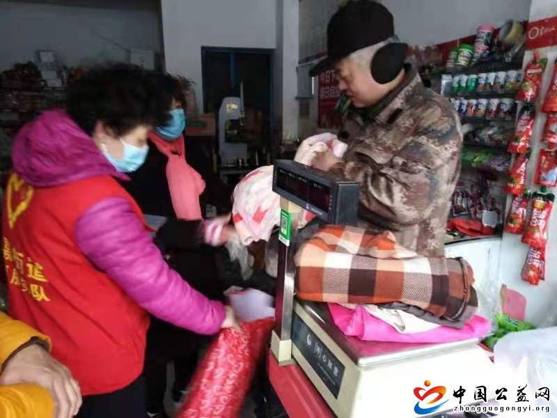 手拉手,志愿者,冰天雪地,送,温暖,中国,公益, . 手拉手志愿者冰天雪地送温暖！