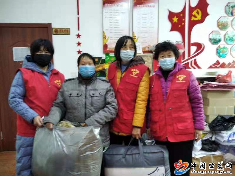 手拉手,志愿者,冰天雪地,送,温暖,中国,公益, . 手拉手志愿者冰天雪地送温暖！