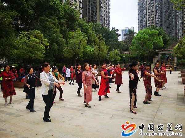 “,春风,日暖,健步,走,健康,绿色,庆,三八,”, . “春风日暖健步走 健康绿色庆“三八””健步走活动