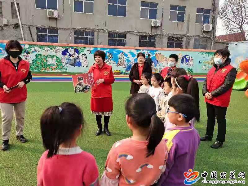 志愿者,把,雷锋精神,传播,到,孩子们,心中, . 志愿者把雷锋精神传播到孩子们心中！