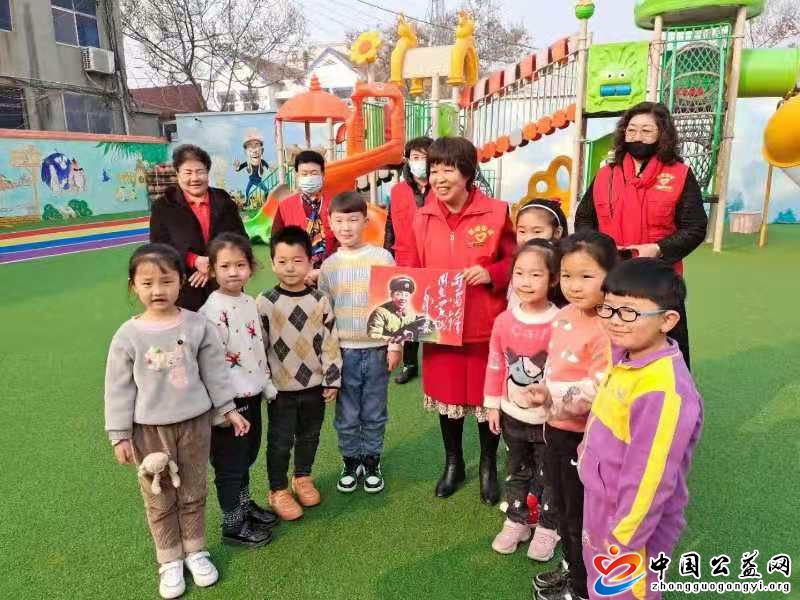 志愿者,把,雷锋精神,传播,到,孩子们,心中, . 志愿者把雷锋精神传播到孩子们心中！