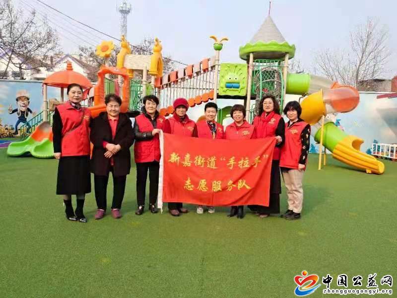 志愿者,把,雷锋精神,传播,到,孩子们,心中, . 志愿者把雷锋精神传播到孩子们心中！