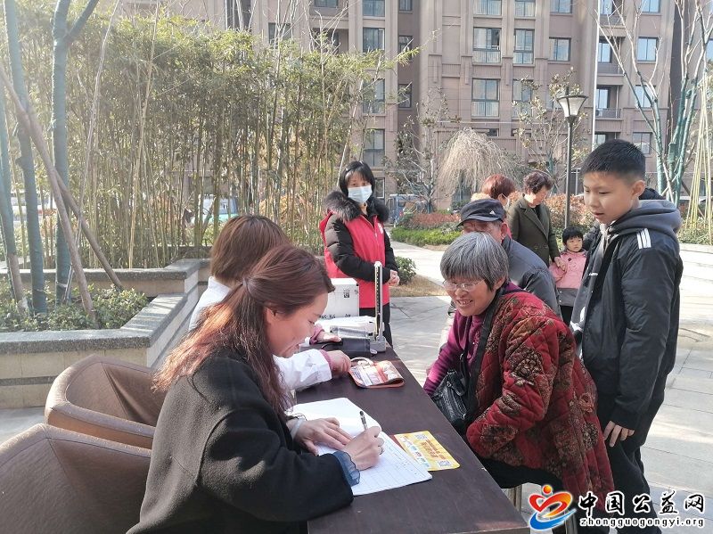 解决,“,头等,”,大事,颍松,社区,志愿者,在, . 解决“头等”大事 颍松社区志愿者在行动