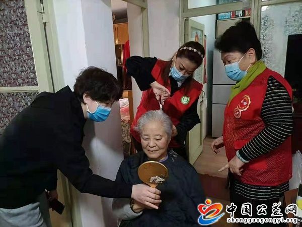 “,二月二,抬,抬头,”,为,社区,老人,理发,《, . “二月二 抬抬头” 为社区老人理发