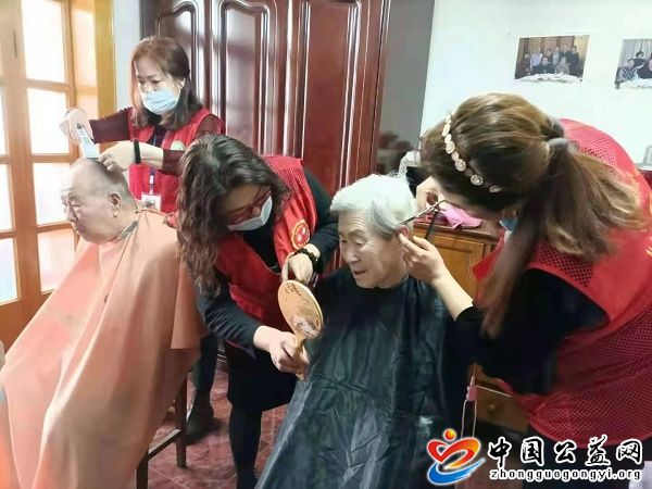 “,二月二,抬,抬头,”,为,社区,老人,理发,《, . “二月二 抬抬头” 为社区老人理发