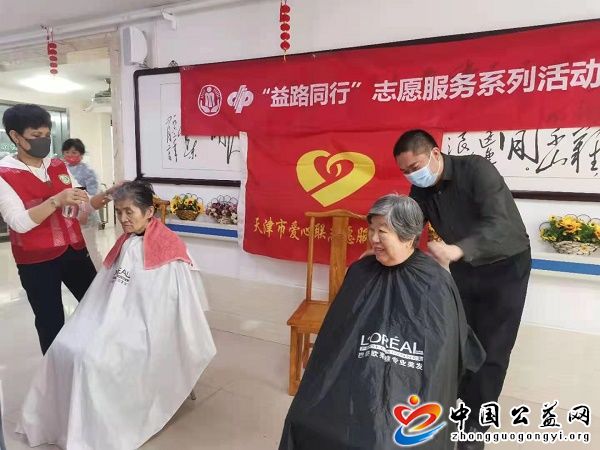 “,二月二,抬,抬头,”,为,社区,老人,理发,《, . “二月二 抬抬头” 为社区老人理发