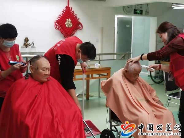 “,二月二,抬,抬头,”,为,社区,老人,理发,《, . “二月二 抬抬头” 为社区老人理发