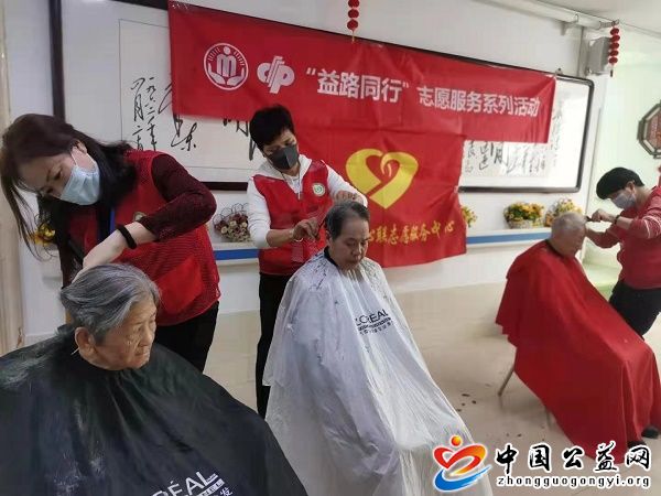 “,二月二,抬,抬头,”,为,社区,老人,理发,《, . “二月二 抬抬头” 为社区老人理发