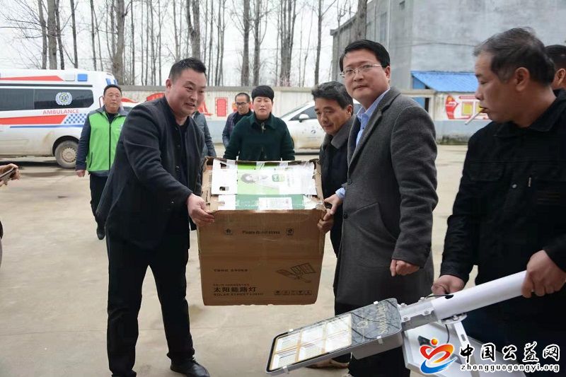 顿岗,“,第一书记,”,真情,服务,民生,安装, . 顿岗：“第一书记”真情服务民生 安装路灯照亮村民幸福路