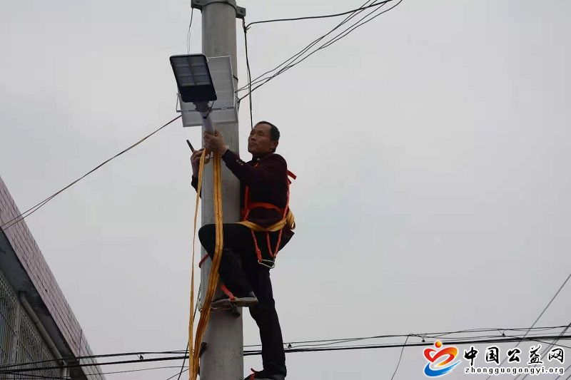 顿岗,“,第一书记,”,真情,服务,民生,安装, . 顿岗：“第一书记”真情服务民生 安装路灯照亮村民幸福路
