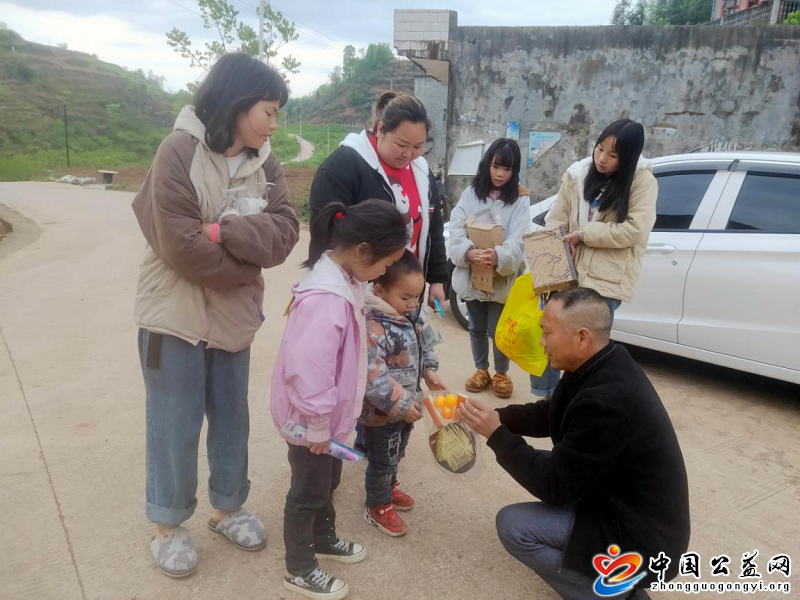 贞,丰县,阳光,公益,协会组织,开展,“,关爱, . 贞丰县阳光公益协会组织开展“关爱留守儿童”走访活动