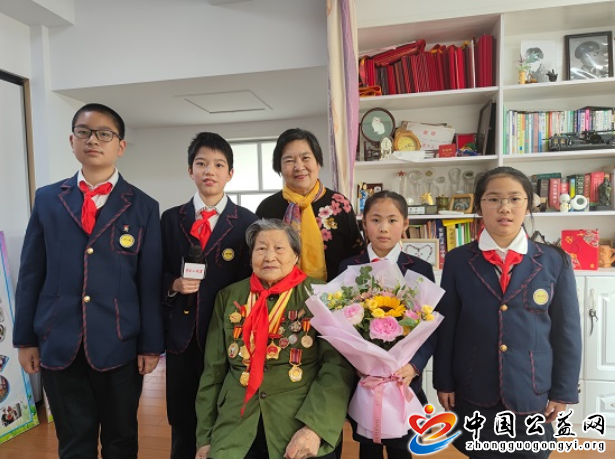 从,战火纷飞,中,走来,访,94岁,八路军,女,战士, . 从战火纷飞中走来--访94岁八路军女战士于波