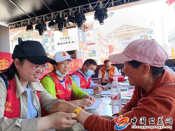 “,预防走失,关爱,老人,”,黄手环,黄,手环,在, . “预防走失 关爱老人”黄手环在行动