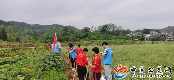 田间,地头,的,青年,志愿者,《, 中国 公益网 , . 田间地头的青年志愿者